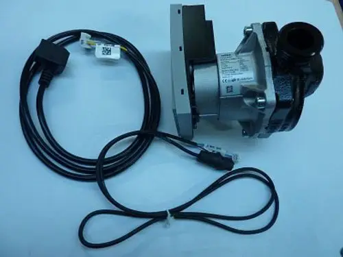 Remeha Pumpe mit Anschlusskabel, ausgestattet mit elektrischen Anschlüssen. Erkennbar sind der Pumpenkörper und die verschiedenen Kabelverbindungen.